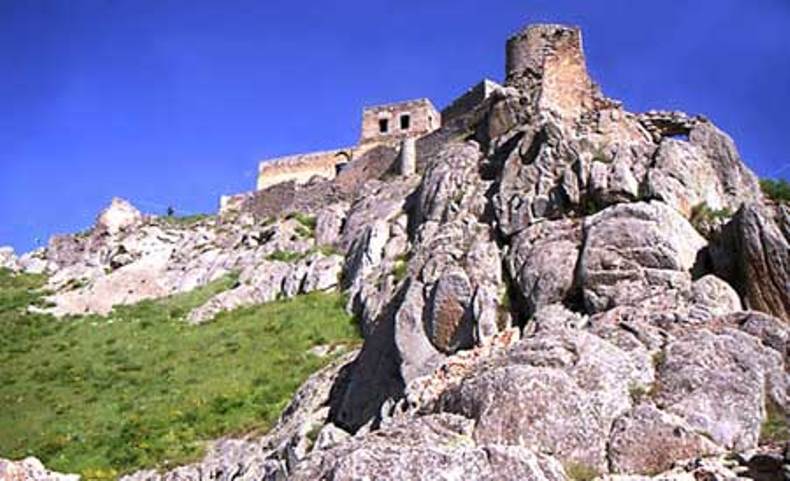 قلعه بابک ، محافظت یک مشت مرد جنگی در برابر سپاه چند هزار نفری
