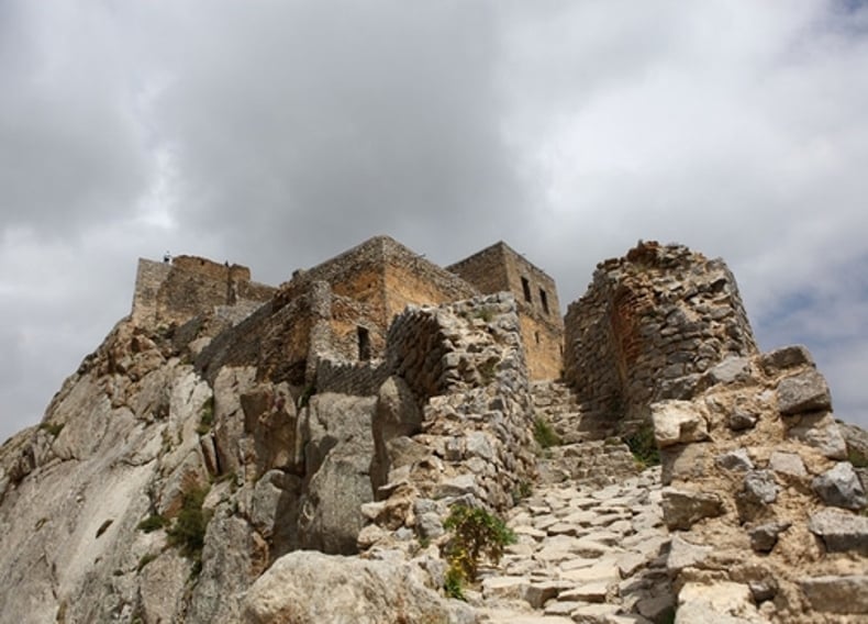 قلعه بابک ، محافظت یک مشت مرد جنگی در برابر سپاه چند هزار نفری