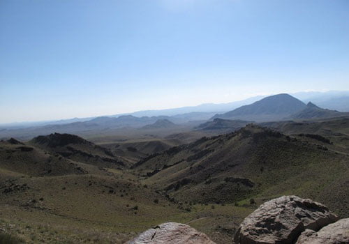 پلنگ دره قم ، طبیعت صخره ای و تپه ماهور
