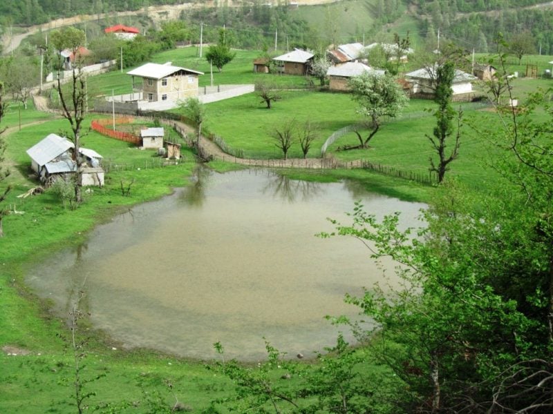 اسطلخ جان ، روستای جلگه ای کوهپایه ای گیلان