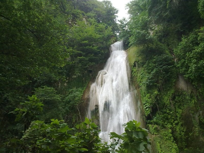 آبشار لوه ، آبشار در جنگلی انبوه با درختان پهن برگ