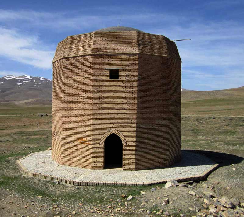 برج آرامگاه بابا حسین ، یکی از نقاط دیدنی در استان همدان