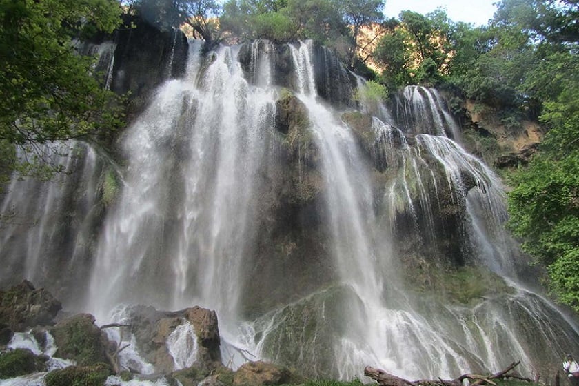 آبشار زردلیمه ، آبشاری شگفت انگیز در انبوه درختان بادام و بلوط