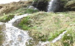 آبشار منج ، آبشاری واقع در قلب کوهها
