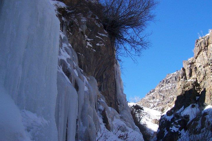 آبشار و قندیل های یخی آوستا در دامنه عظیم قله شاهوار