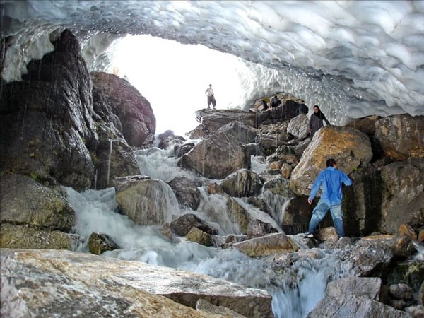 تونل برفی ازنا ، از زیباترین جاذبه های طبیعی و کوهستانی