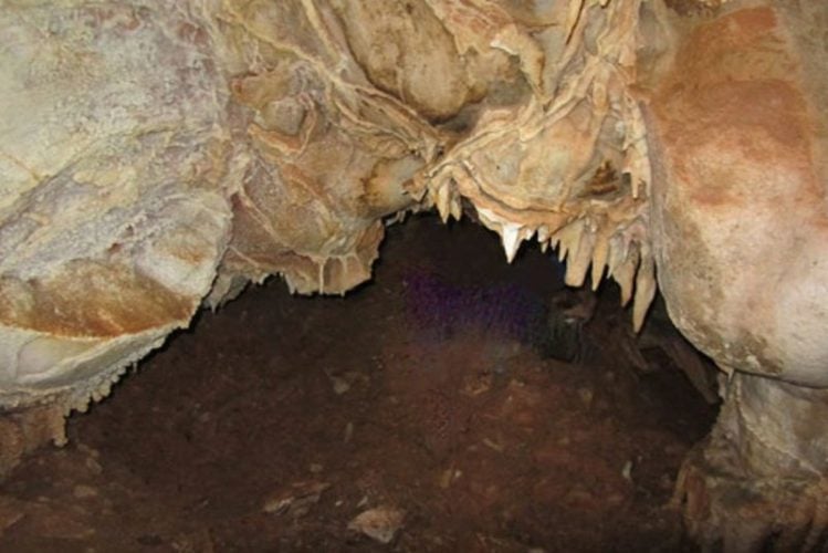 غار پوستین دوز يکی از غارهای معروف منطقه شيروان
