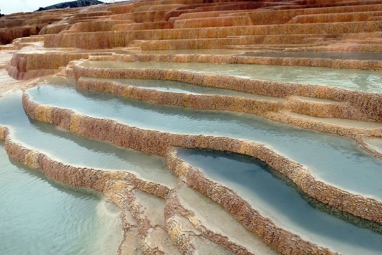 سنگ آب های ندوشن از بی‌نظیرترین آثار طبیعی در قلب کویر