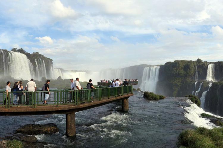 آبشار ایگواسو ، از مشهورترین جاذبه های گردشگری کشور برزیل