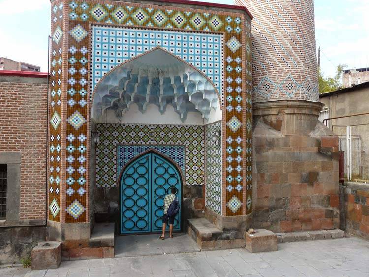مسجد کبود ، فیروزه‌‌ای در قلب شهر ایروان