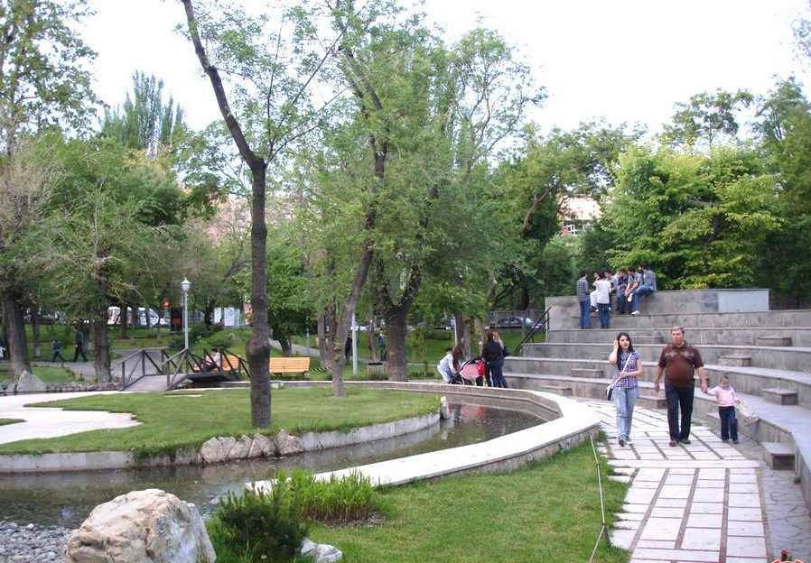 پارک عشاق ، یکی از پارک های مشهور و محبوب ایروان