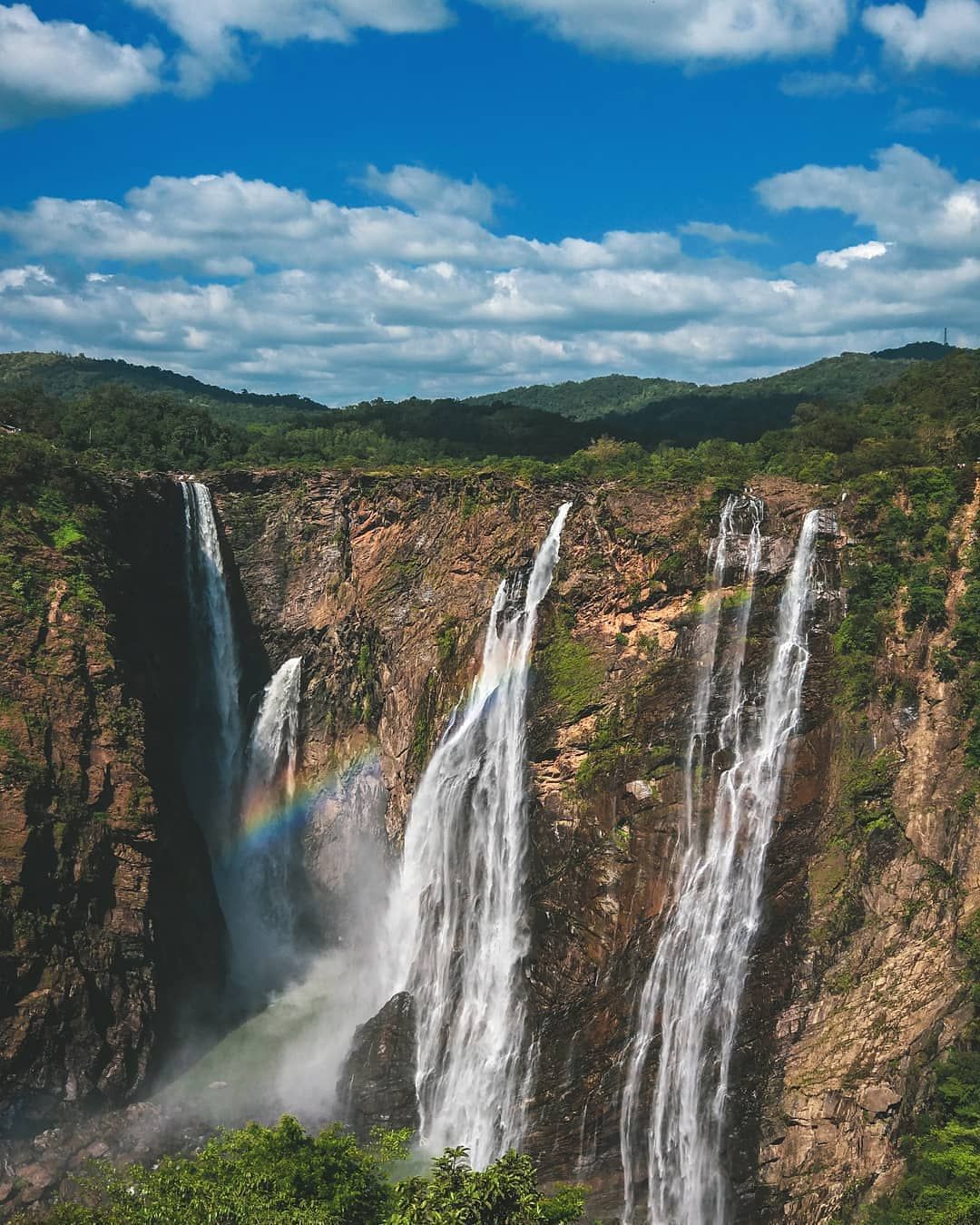 آبشار زیبای جاگ در قلب جنگل های انبوه هند
