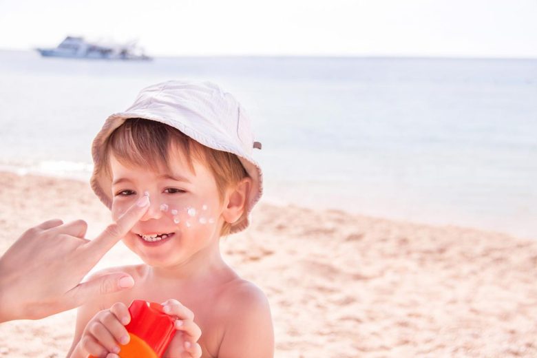 لباس های محافظ کودکان در ساحل در برابر آفتاب