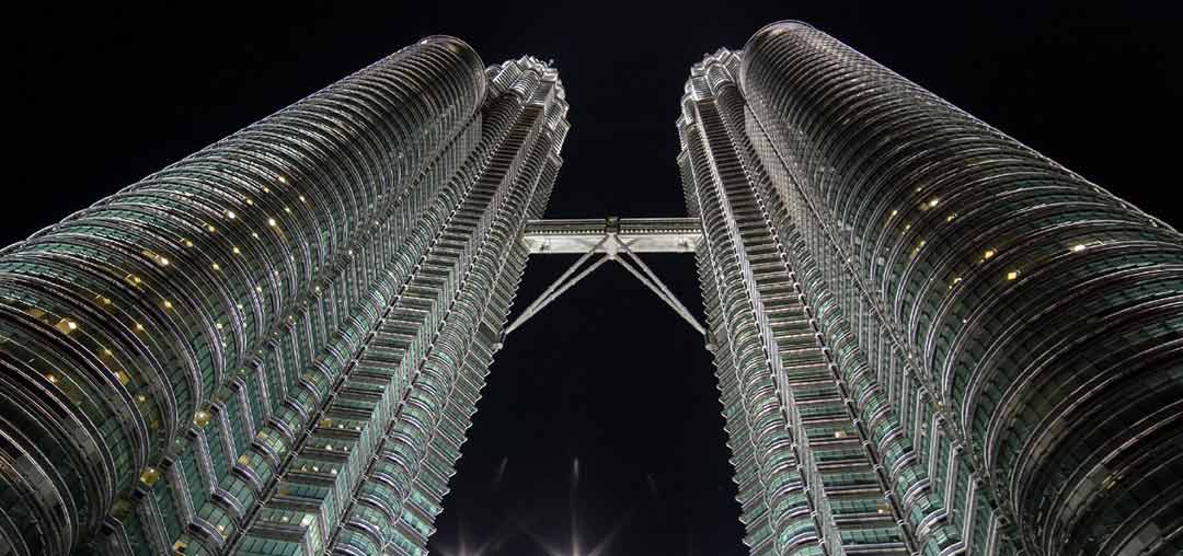 جاذبه گردشگری برج‌ های دوقلوی پتروناس مالزی دارای بلندترین پل هوایی جهان