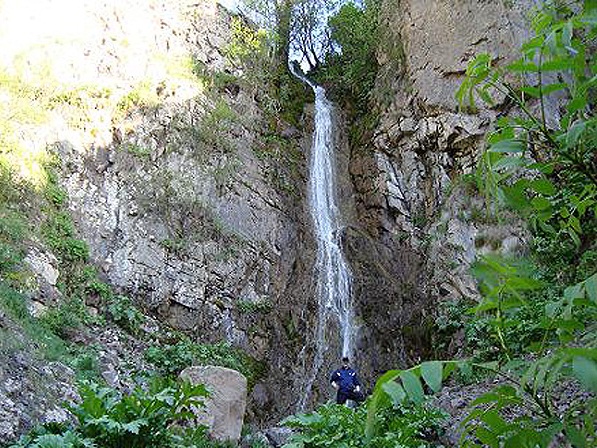 طبیعت زیبا و دل انگیز آبشار هشتجین