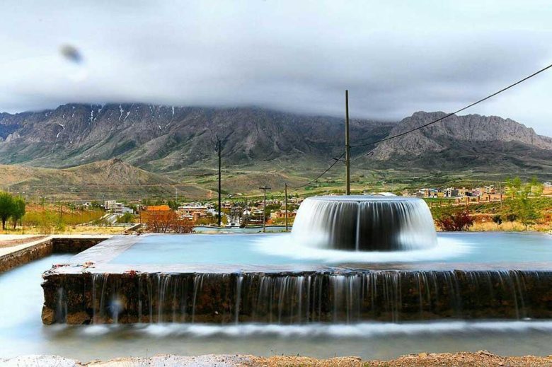 جاذبه ی تفریحی و زیبای چشمه سراب فریدون‌شهر