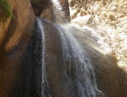 آبشار زیبای تنگ صندوقه واقع در روستای شیخه اسلام آبادغرب