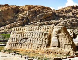 سنگ‌ نگاره کول فرح یکی از آثار تاریخی استان خوزستان