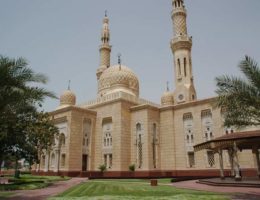 مسجد جمیرا یکی از زیباترین و معروفترین مساجد دبی